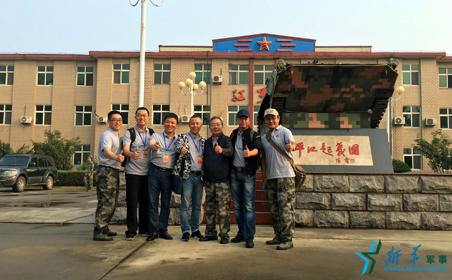 ↑“我們的長征在路上”網(wǎng)絡名人在“平江起義團”,為這支成為中國陸軍第一支信息化部隊點贊。 ↑“我們的長征在路上”網(wǎng)絡名人在“平江起義團”,為這支成為中國陸軍第一支信息化部隊點贊。