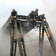 實(shí)拍解放軍架設(shè)“大塊頭”自動化鋼橋
