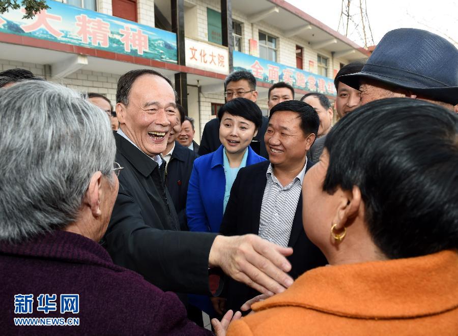 3月27日至28日，中共中央政治局常委、中央紀(jì)委書記王岐山到河南省調(diào)研，并主持召開座談會(huì)。這是3月27日王岐山在河南林州姚村鎮(zhèn)馮家口村同村民親切交談。 新華社記者 饒愛民 攝