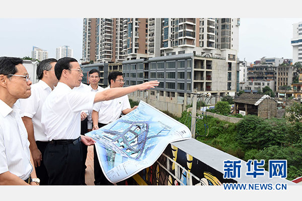 9月16日至18日，中共中央政治局常委、國務院副總理張高麗在廣西調研。這是9月16日，張高麗實地考察南寧水街棚戶區改造項目現場。 新華社記者張鐸攝 