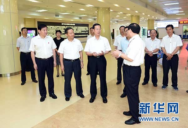 9月16日至18日，中共中央政治局常委、國務院副總理張高麗在廣西調研。這是9月17日，張高麗在南寧市公共資源交易中心對外服務大廳了解自治區簡政放權有關工作。 新華社記者張鐸攝