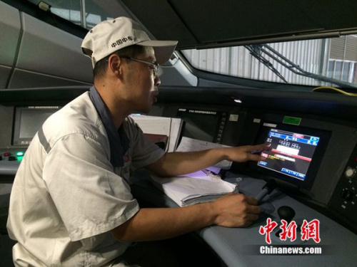 中車青島四方機車車輛股份有限公司高鐵調試高級技師周勇在演示調試過程。中新網 邱宇 攝