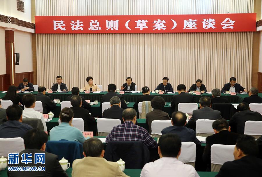 這是11月23日，張德江在成都主持召開座談會(huì)，11個(gè)省（區(qū)、市）人大常委會(huì)負(fù)責(zé)同志、部分全國人大代表、法律工作者及專家學(xué)者參加會(huì)議。新華社記者 劉衛(wèi)兵 攝 