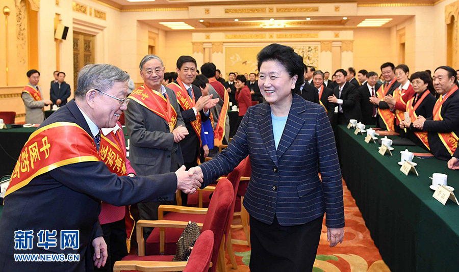 12月29日，中共中央政治局委員、國務院副總理劉延東在北京與中醫藥高等學校教學名師座談。這是座談會前，劉延東與獲得表彰的教師握手。新華社記者 張鐸 攝