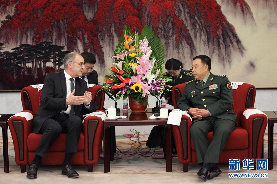 3月31日，中央軍委副主席范長龍在北京會見來訪的瑞士國防、民防和體育部長帕莫蘭。 新華社記者 劉芳 攝