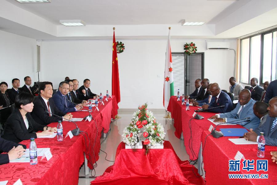  5月11日，中國國家副主席李源潮在布瓊布拉與布隆迪第一副總統辛迪姆沃和第二副總統布托雷舉行會談。新華社記者 呂天然 攝