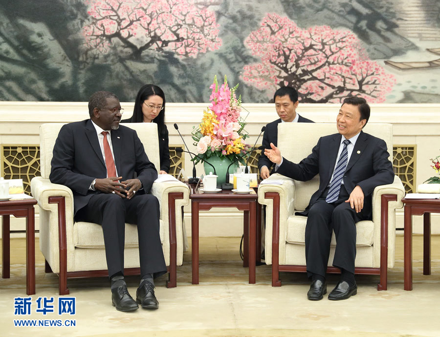5月15日，國家副主席、中國紅十字會(huì)名譽(yù)會(huì)長(zhǎng)李源潮在北京會(huì)見來華出席“一帶一路”國際合作高峰論壇的紅十字會(huì)與紅新月會(huì)國際聯(lián)合會(huì)秘書長(zhǎng)阿西。新華社記者 王曄 攝