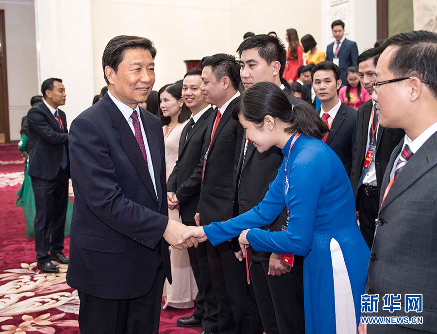 5月22日，中共中央政治局委員、國家副主席李源潮在北京會見越南胡志明共青團(tuán)中央書記處第一書記黎國鋒率領(lǐng)的越南青年代表團(tuán)。 新華社記者李濤 攝