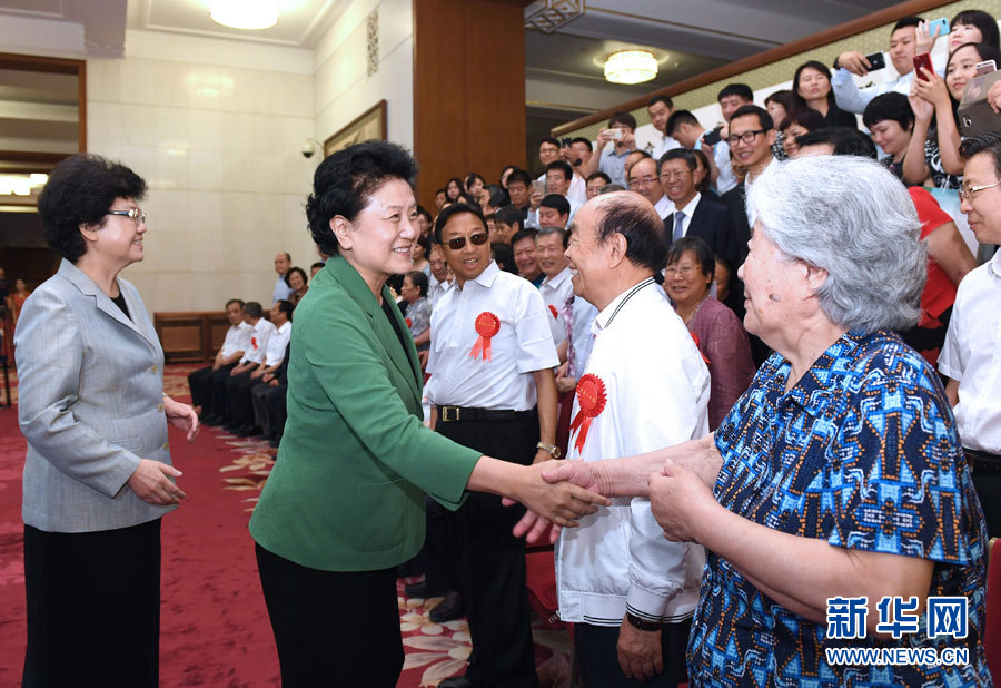 6月16日，中共中央政治局委員、國務(wù)院副總理劉延?xùn)|在北京看望出席中國人口福利基金會成立30周年座談會的歷屆“中華人口獎”獲獎?wù)叽怼Ｐ氯A社記者 饒愛民 攝