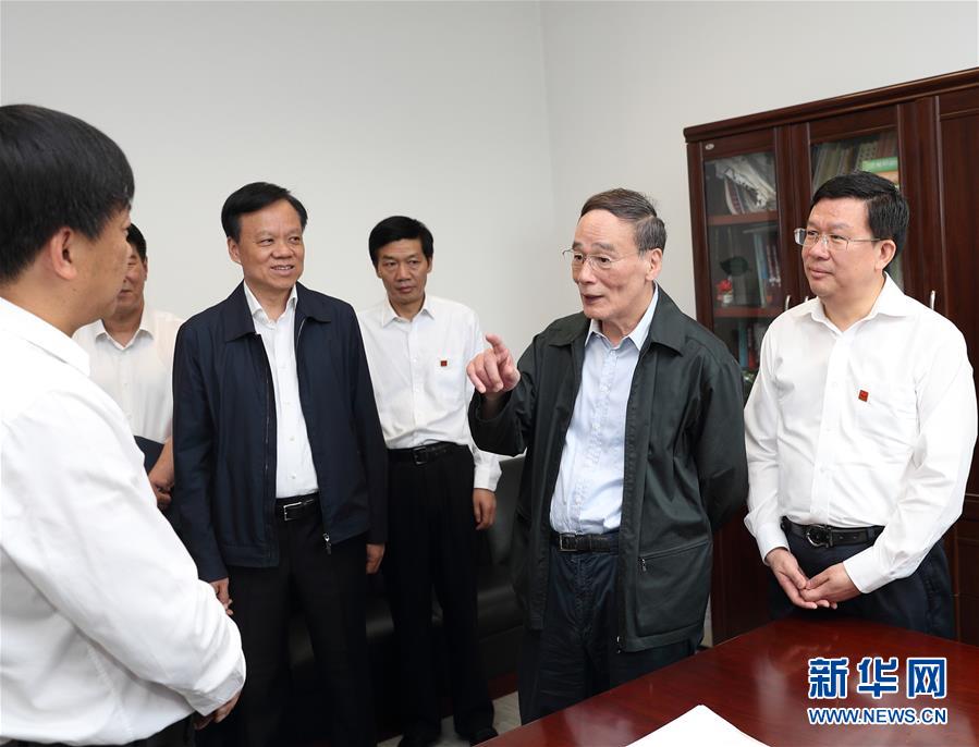 6月20日至22日，中共中央政治局常委、中央紀委書記王岐山在貴州省檢查紀檢監察工作。這是6月21日，王岐山在省紀委與紀檢監察干部親切交流。新華社記者 王曄 攝