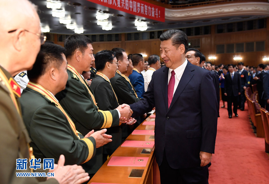 7月28日，慶祝中國(guó)人民解放軍建軍90周年文藝晚會(huì)《在黨的旗幟下》在北京人民大會(huì)堂舉行。中共中央總書記、國(guó)家主席、中央軍委主席習(xí)近平和李克強(qiáng)、張德江、俞正聲、劉云山、王岐山、張高麗等黨和國(guó)家領(lǐng)導(dǎo)人，與首都3000多名各界群眾一起觀看演出。演出開始前，習(xí)近平等與老戰(zhàn)士、老同志代表和“八一勛章”獲得者親切握手。新華社記者 李學(xué)仁 攝