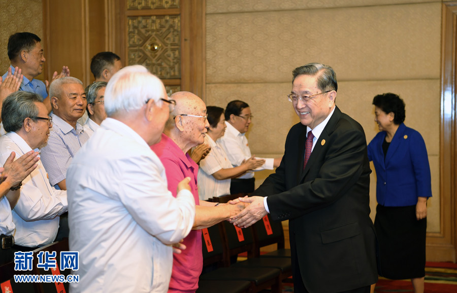 8月7日，中共中央政治局常委、全國政協主席、中央代表團團長俞正聲在內蒙古新城賓館會見內蒙古自治區離退休老同志和各族各界群眾代表，并與他們合影留念。新華社記者 張領 攝