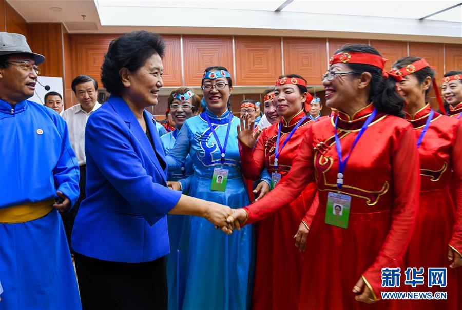 8月9日，中共中央政治局委員、國務(wù)院副總理、中央代表團(tuán)副團(tuán)長劉延?xùn)|率中央代表團(tuán)二分團(tuán)到赤峰看望慰問各族干部群眾。這是劉延?xùn)|在赤峰市群眾藝術(shù)館和群眾親切交談。新華社記者 連振 攝