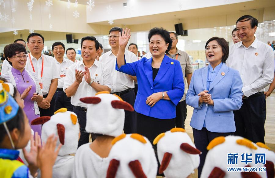 8月9日，中共中央政治局委員、國務(wù)院副總理、中央代表團(tuán)副團(tuán)長劉延?xùn)|率中央代表團(tuán)二分團(tuán)到赤峰看望慰問各族干部群眾。這是劉延?xùn)|在赤峰市青少年宮與青少年熱烈互動(dòng)。新華社記者 連振 攝