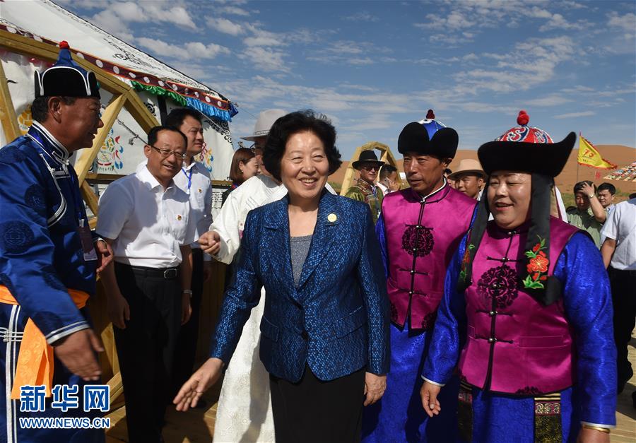 8月10日，中共中央政治局委員、中央統(tǒng)戰(zhàn)部部長、中央代表團副團長孫春蘭率中央代表團三分團繼續(xù)在內(nèi)蒙古自治區(qū)阿拉善盟看望慰問，把以習近平同志為核心的黨中央的親切關(guān)懷和全國各族人民的美好祝福帶給阿拉善各族各界干部群眾。這是孫春蘭在牧民張輝生（右二）家了解生產(chǎn)生活情況。新華社記者 任軍川 攝