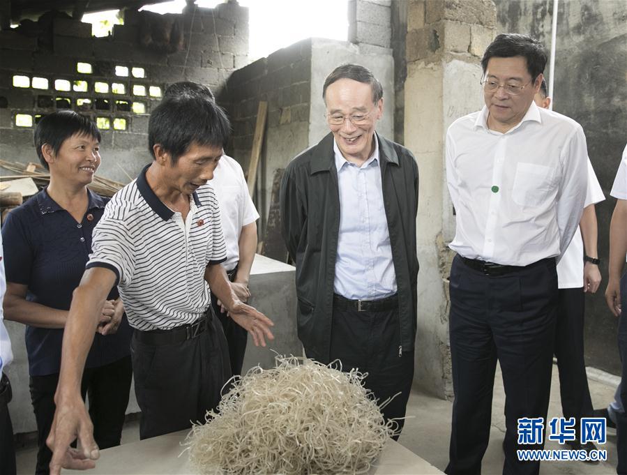 9月3日至5日，中共中央政治局常委、中央紀委書記、中央巡視工作領導小組組長王岐山在湖南省調研并主持召開巡察工作座談會。這是9月4日，王岐山在瀏陽市官橋鎮石灰嘴村貧困戶家中了解脫貧情況。新華社記者 王曄 攝

