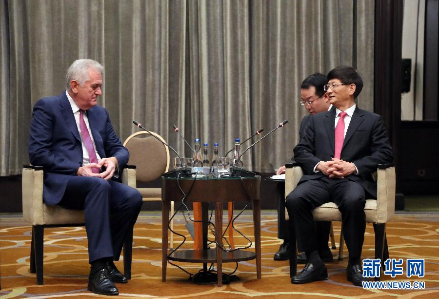 9月11日，在塞爾維亞首都貝爾格萊德，習近平主席特使、中共中央政治局委員、中央政法委書記孟建柱（右）會見塞爾維亞前總統尼科利奇（左）。新華社記者王慧娟攝