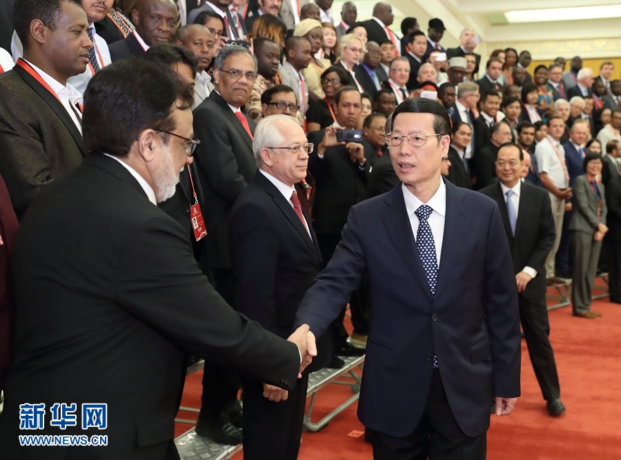 9月21日，中共中央政治局常委、國務院副總理張高麗在北京人民大會堂會見來華參加2017“一帶一路”媒體合作論壇的外方代表并回答大家關心的問題。新華社記者王曄攝 