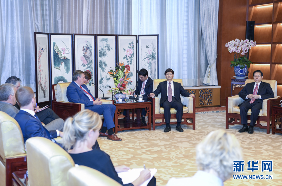9月26日，中共中央政治局委員、中央政法委書(shū)記孟建柱在北京會(huì)見(jiàn)來(lái)華出席國(guó)際刑警組織第86屆全體大會(huì)的比利時(shí)副首相兼內(nèi)政大臣讓邦。國(guó)務(wù)委員、公安部部長(zhǎng)郭聲琨參加有關(guān)會(huì)見(jiàn)。新華社記者 張領(lǐng) 攝
