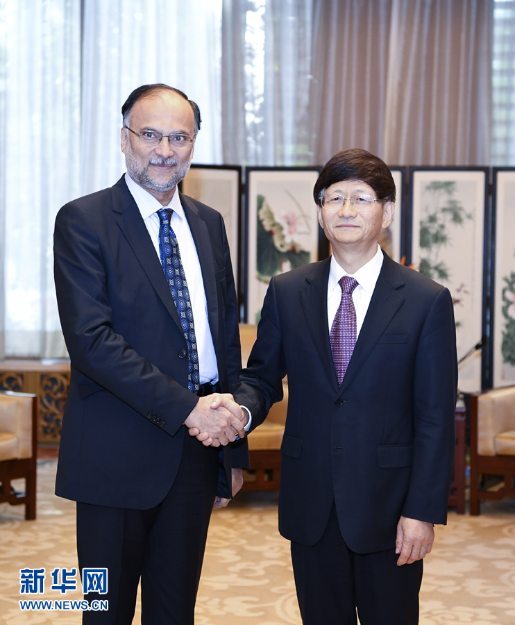 9月26日，中共中央政治局委員、中央政法委書(shū)記孟建柱在北京會(huì)見(jiàn)來(lái)華出席國(guó)際刑警組織第86屆全體大會(huì)的巴基斯坦內(nèi)政部長(zhǎng)伊克巴爾。新華社記者 張領(lǐng) 攝