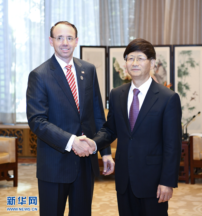9月26日，中共中央政治局委員、中央政法委書(shū)記孟建柱在北京會(huì)見(jiàn)來(lái)華出席國(guó)際刑警組織第86屆全體大會(huì)的美國(guó)司法部常務(wù)副部長(zhǎng)羅森斯坦。新華社記者 張領(lǐng) 攝