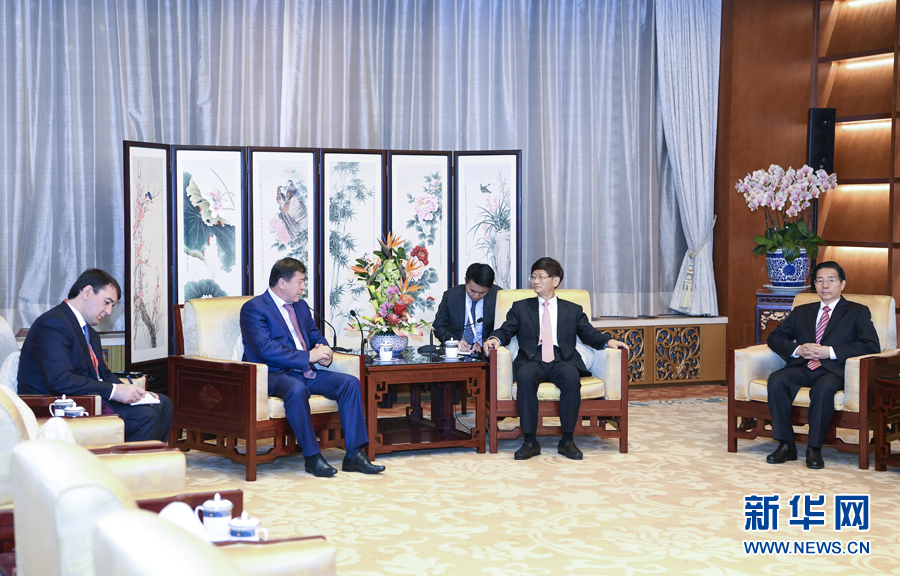 9月26日，中共中央政治局委員、中央政法委書(shū)記孟建柱在北京會(huì)見(jiàn)來(lái)華出席國(guó)際刑警組織第86屆全體大會(huì)的塔吉克斯坦內(nèi)務(wù)部長(zhǎng)拉希姆佐達(dá)。國(guó)務(wù)委員、公安部部長(zhǎng)郭聲琨參加有關(guān)會(huì)見(jiàn)。新華社記者 張領(lǐng) 攝