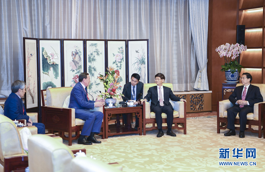 9月26日，中共中央政治局委員、中央政法委書(shū)記孟建柱在北京會(huì)見(jiàn)來(lái)華出席國(guó)際刑警組織第86屆全體大會(huì)的哈薩克斯坦內(nèi)務(wù)部長(zhǎng)卡西莫夫。國(guó)務(wù)委員、公安部部長(zhǎng)郭聲琨參加有關(guān)會(huì)見(jiàn)。新華社記者 張領(lǐng) 攝