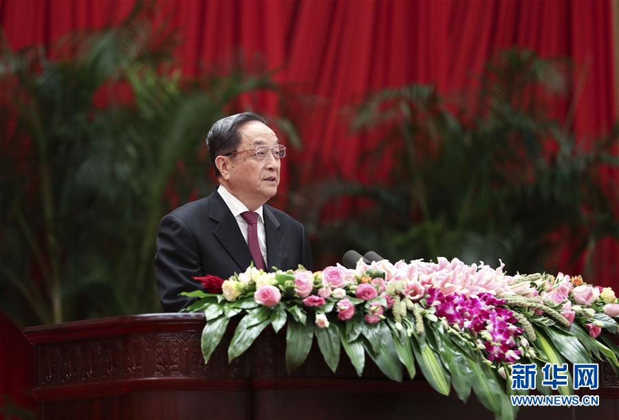 9月28日，全國政協(xié)辦公廳、中共中央統(tǒng)戰(zhàn)部、國務(wù)院僑辦、國務(wù)院港澳辦、國務(wù)院臺辦在北京人民大會堂聯(lián)合舉行國慶招待會。中共中央政治局常委、全國政協(xié)主席俞正聲與2800多名港澳臺僑各界代表歡聚一堂，慶祝中華人民共和國成立68周年。這是俞正聲在招待會上致辭。新華社記者 龐興雷 攝
