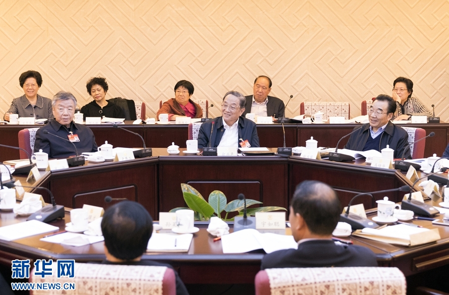 10月30日，政協(xié)第十二屆全國委員會(huì)常務(wù)委員會(huì)第二十三次會(huì)議舉行分組討論，與會(huì)人員圍繞深入學(xué)習(xí)貫徹中共十九大精神認(rèn)真討論，積極建言獻(xiàn)策。全國政協(xié)主席俞正聲參加討論。新華社記者 丁海濤 攝