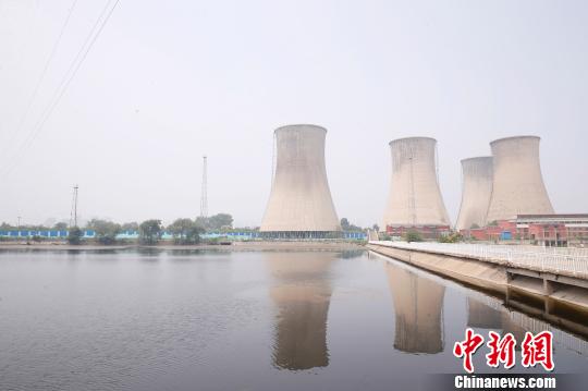 按照規(guī)劃，位于首鋼園區(qū)內的滑雪大跳臺建成后將成為世界首例永久保留和使用的單板大跳臺場地。圖為單板大跳臺選址所在地。　韓海丹 攝