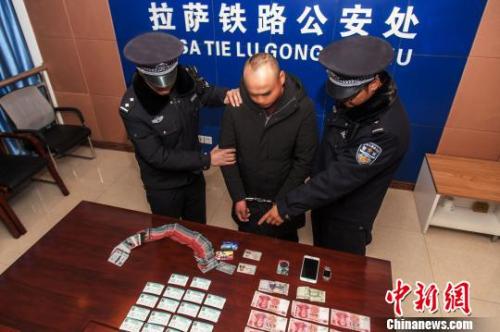 資料圖：一犯罪嫌疑人對拉薩鐵路警方查獲的火車票進行指認?！『鷤黯?攝