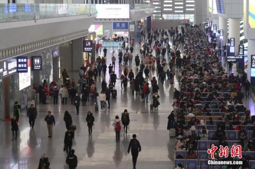 資料圖：2018年12月29日，成都東站候車大廳旅客如織，迎來(lái)2019年元旦小長(zhǎng)假出行高峰。張浪 攝