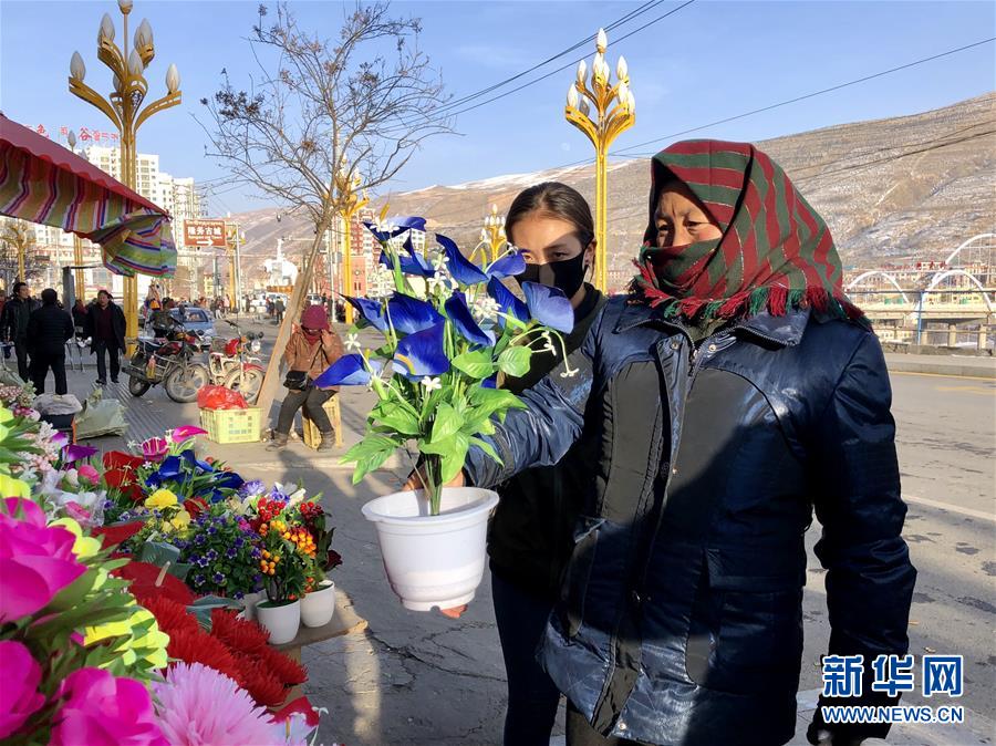 （新春走基層·圖文互動）（2）“只要備好年貨，新的一年就可以風調雨順”——臘月藏區年貨市場見聞