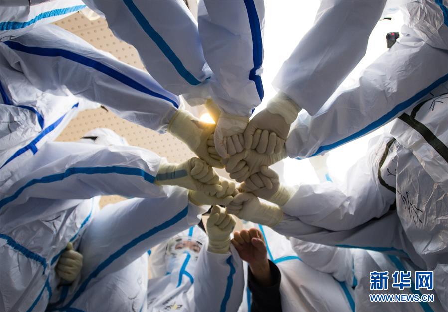 （新華全媒頭條·在習(xí)近平新時(shí)代中國特色社會主義思想指引下——新時(shí)代新作為新篇章·圖文互動）（2）同心戰(zhàn)“疫”彰顯人民至上——各地各部門貫徹落實(shí)習(xí)近平總書記重要指示精神統(tǒng)籌推進(jìn)疫情防控和經(jīng)濟(jì)社會發(fā)展 