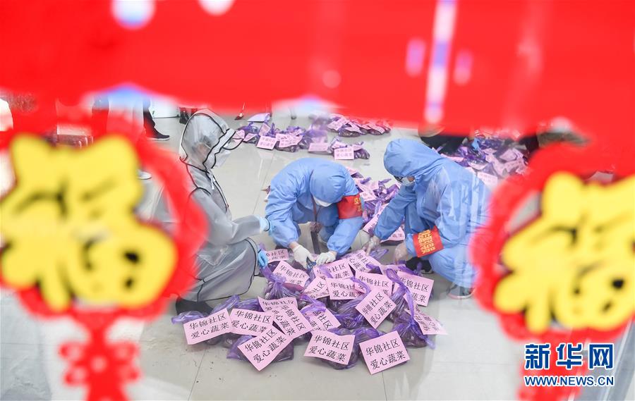 （新華全媒頭條·在習(xí)近平新時(shí)代中國特色社會主義思想指引下——新時(shí)代新作為新篇章·圖文互動）（4）同心戰(zhàn)“疫”彰顯人民至上——各地各部門貫徹落實(shí)習(xí)近平總書記重要指示精神統(tǒng)籌推進(jìn)疫情防控和經(jīng)濟(jì)社會發(fā)展 