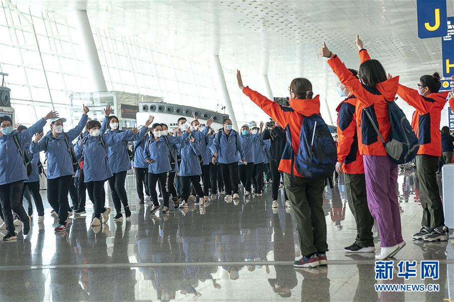 （新華全媒頭條·圖文互動(dòng)）（2）最美逆行者，武漢永遠(yuǎn)記得你！——首批援鄂醫(yī)療隊(duì)返程紀(jì)實(shí)