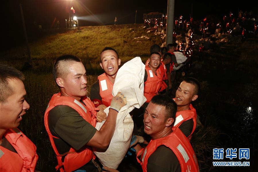 （防汛抗洪·圖文互動）（8）洪水不退，子弟兵誓死不退——解放軍和武警部隊官兵參與洪澇災(zāi)害搶險救援記事