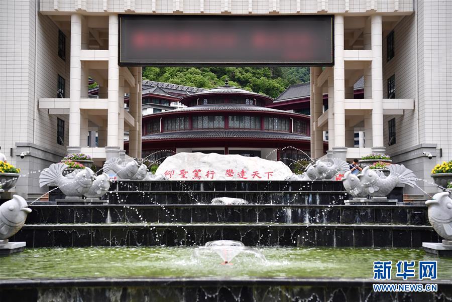 （新華視點·圖文互動）（3）學校建漂亮點本無錯，為何這所“豪華中學”讓人困惑？