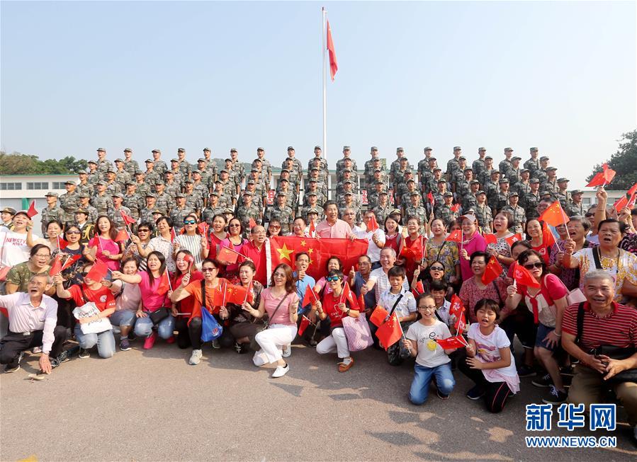 （圖文互動）（4）“我和我的祖國，一刻也不能分割”——解放軍駐香港部隊與市民共同慶祝國慶70周年見聞