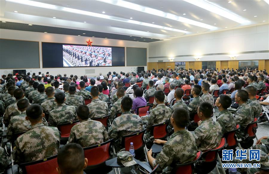 （圖文互動）（3）“我和我的祖國，一刻也不能分割”——解放軍駐香港部隊與市民共同慶祝國慶70周年見聞