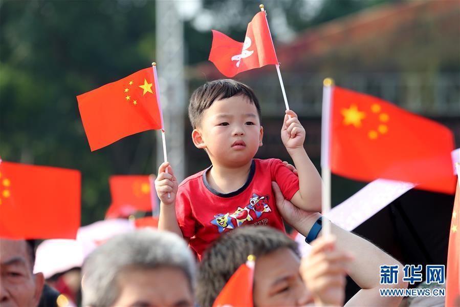 （圖文互動）（2）“我和我的祖國，一刻也不能分割”——解放軍駐香港部隊與市民共同慶祝國慶70周年見聞