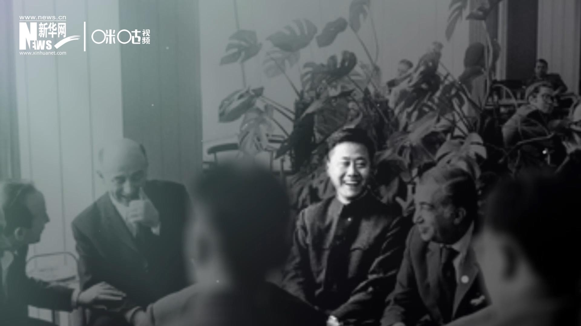 照片里的這個人是高梁，原新華社國際部記者。原本作為代表團隨行記者的他接到通知，由他帶領一支先遣小組先行去紐約。