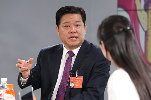 一絲不茍摘窮帽，全力以赴拔窮根
