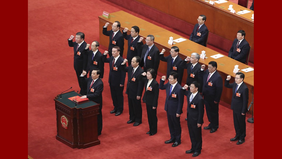 新當(dāng)選的全國(guó)人大常委會(huì)副委員長(zhǎng)、秘書(shū)長(zhǎng)進(jìn)行憲法宣誓
