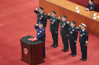 中央軍委副主席、委員進行憲法宣誓
