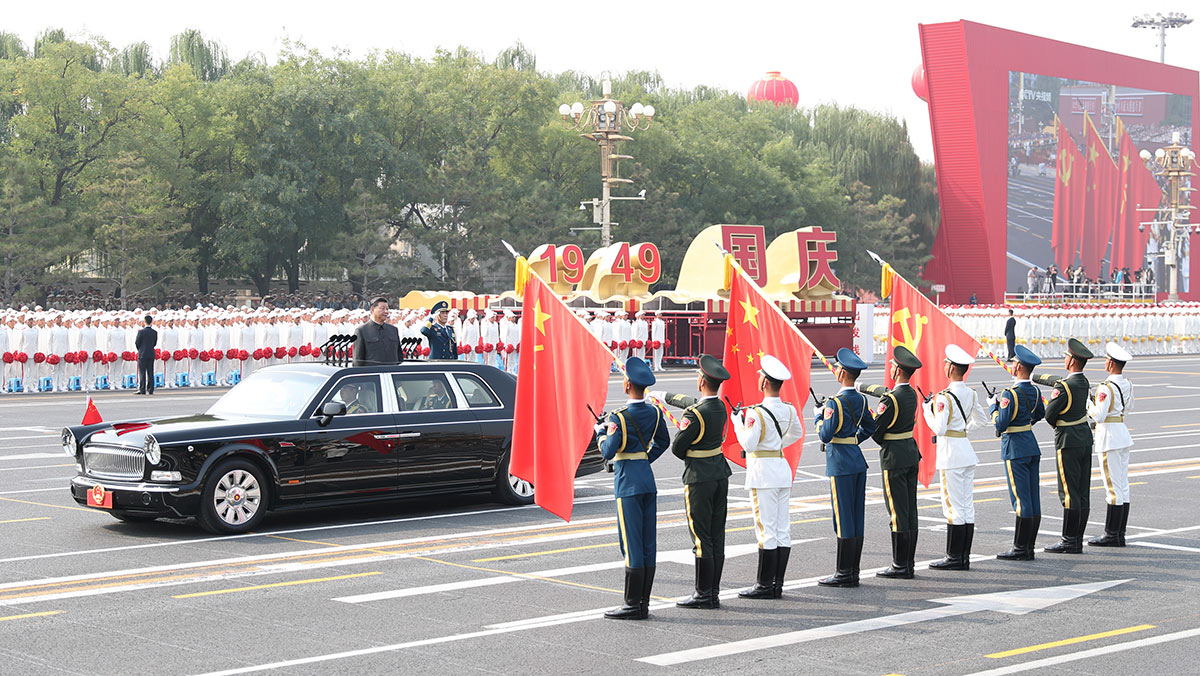 習近平驅車行進至黨旗、國旗、軍旗前，向旗幟行注目禮