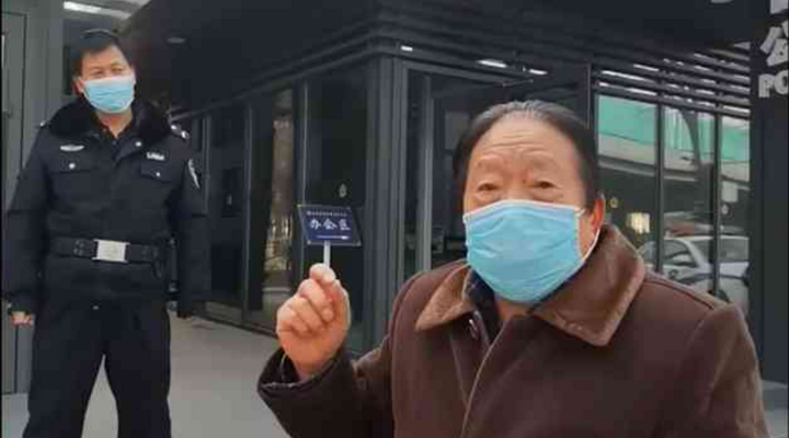 社區(qū)封閉，76歲的他為什么要出來