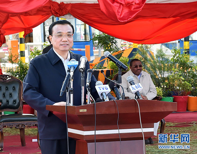 5月5日，國務院總理李克強與埃塞俄比亞總理海爾馬里亞姆共同出席亞的斯亞貝巴-阿達瑪高速公路一期竣工揭牌典禮，并為二期工程開工奠基剪彩。這是李克強在典禮上致辭。新華社記者 李濤 攝 