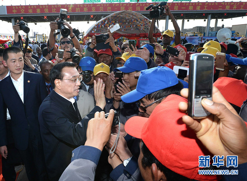5月5日，中國國務院總理李克強與埃塞俄比亞總理海爾馬里亞姆共同出席亞的斯亞貝巴-阿達瑪高速公路一期竣工揭牌典禮，并為二期工程開工奠基剪彩。這是典禮結束后，李克強同工程施工人員親切交談。新華社記者 李濤 攝 