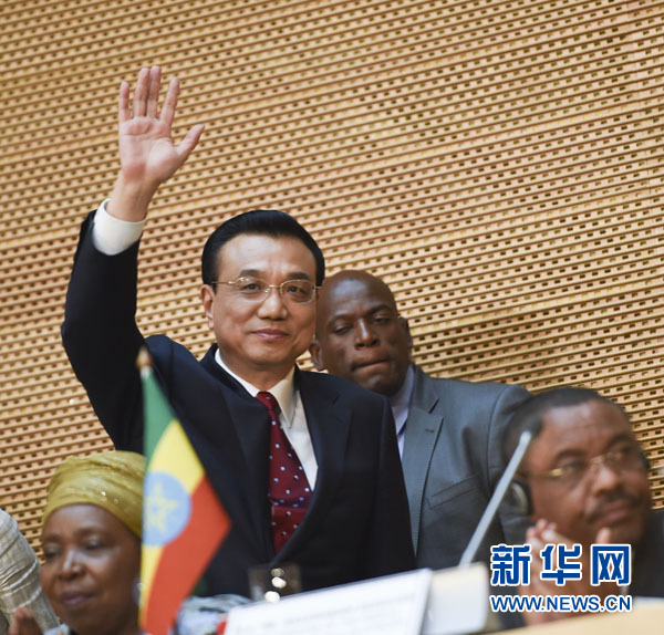 5月5日，中國(guó)國(guó)務(wù)院總理李克強(qiáng)在位于亞的斯亞貝巴的非洲聯(lián)盟總部發(fā)表題為《開創(chuàng)中非合作更加美好的未來》的演講。這是李克強(qiáng)步入會(huì)場(chǎng)時(shí)向聽眾揮手致意。新華社記者 李學(xué)仁 攝 